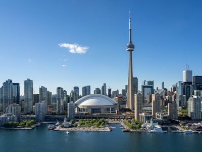 Skyline von Toronto mit dem CN Tower und dem Rogers Centre im Vordergrund.