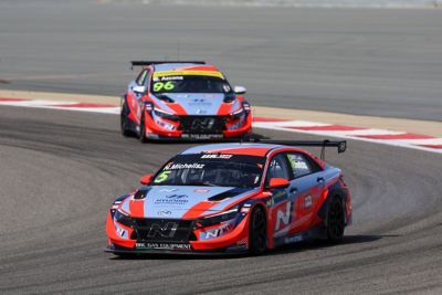 Zwei Hyundai Elantra N TCR auf der Rennstrecke. 