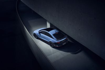 Ansicht eines Hyundai IONIQ 6 N von oben mit Blick auf das Glasschiebedach 