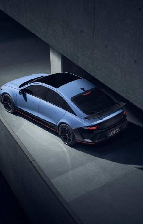 Ansicht eines Hyundai IONIQ 6 N von oben mit Blick auf das Glasschiebedach 