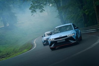 Rückansicht des Elektro-Performance-Wagens Hyundai IONIQ 6 N beim Start von der Startlinie einer Rennstrecke.