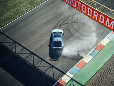 Ansicht von oben auf den Hyundai IONIQ 6 N beim Driften in einem engen Donut-Loop auf der Rennstrecke.
