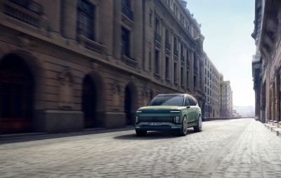 Der Hyundai IONIQ 9 von schräg vorne auf einer innerstädtischen Straße.