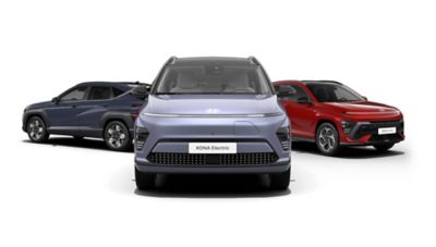 Drei Hyundai KONA Modelle (Hybrid, Benziner und N Line) aus verschiedenen Perspektiven. 