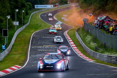 Drei Hyundai Fahrerteams mit Fahrzeugen auf dem Nürburgring vor dem 24h-Rennen. 