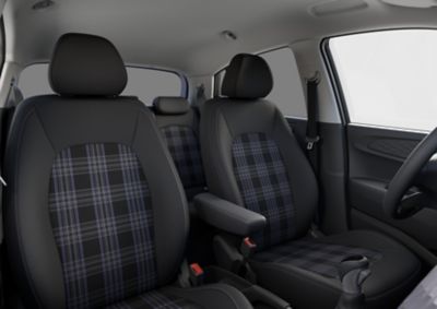 Blick in das hintere Interieur eines Hyundai i10 mit Tartan-Polstermuster.