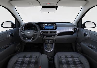 Blick in das Interieur eines Hyundai i10 mit Lenkrad, Displays und Armaturenbrett.