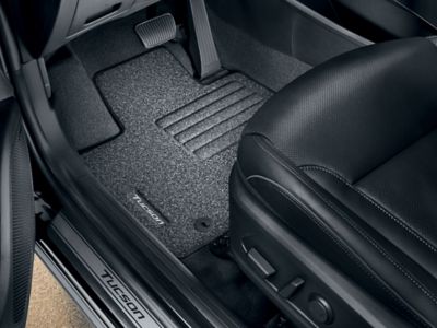 Velour-Fußmatten auf der Fahrerseite eines Hyundai TUCSON.