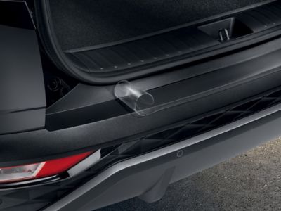 Detailansicht der Ladekante eines Hyundai Fahrzeugs mit fast komplett angebrachter Ladekantenschutzfolie.
