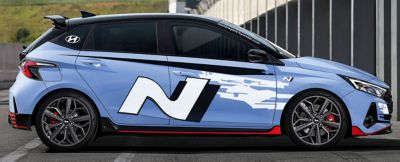 Auschnitt der Seitenansicht eines Hyundai i20 N mit N-Schriftzug.