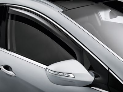 Seitenwindabweiser an dem Fenster der Beifahrerseite eines Hyundai Fahrzeugs.