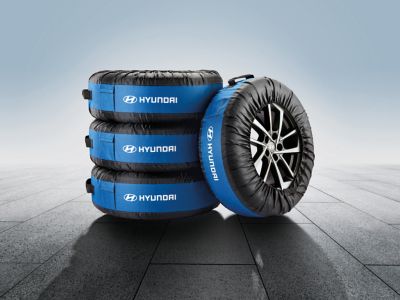 Vier Reifen in Reifetaschen mit Hyundai Logo verpackt.