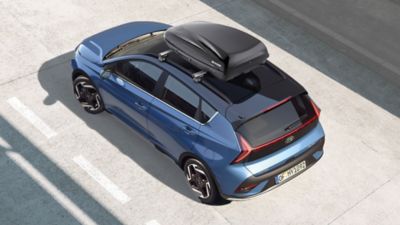 En Hyundai Fahrzeug aus der Vogelperspektive mit montierter Dachbox.