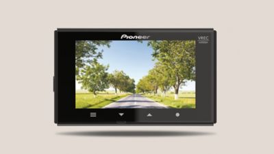 Eine Dashcam mit dem Bild einer Allee.