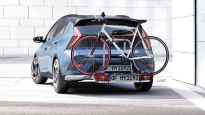 Ein Fahrrad ist auf den Fahrradträger an einem Hyundai BAYON montiert.