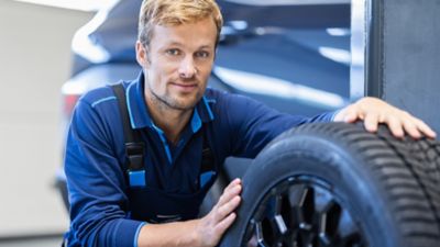 Ein Hyundai Service-Techniker mit einem original Hyundai Reifen.