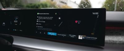 Der Infotainment-Touchscreen eines Hyundai IONIQ 9 zeigt die Route zum Deutsche Bank Park Stadion.
