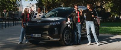 Eintracht Frankfurt Fans vor einem Hyundai IONIQ 9.