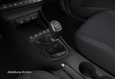Der Schalthebel eines manuellen 6-Gang-Schaltgetriebes in einem Hyundai BAYON.