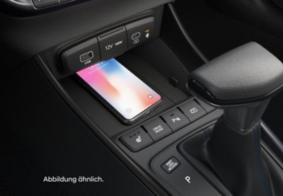 Detailansicht der Ladeablage für kabelloses Smartphone-Laden an Bord des Hyundai BAYON.