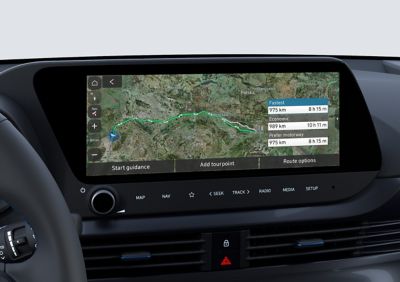 Das Touchscreen-Display eines Hyundai BAYON mit einem Navigations-Kartenausschnitt.