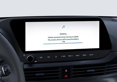 Auf dem Touchscreen-Display eines Hyundai BAYON wird die Fortschrittsanzeige eines Over-the-Air-Updates angezeigt.