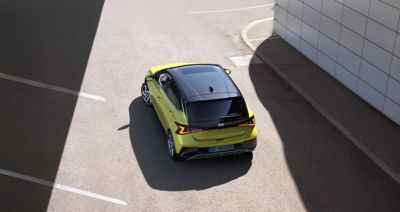 Eine steht in der offenen Tür eines Hyundai i10