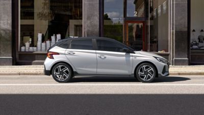 Detailansicht des rechten Vorderrades eines Hyundai i20 N Line. 