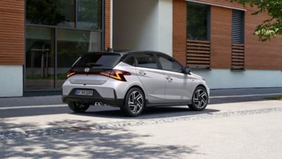 Ein Hyundai i20 Nline von hinten in einem urbanen Umfeld.