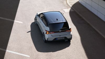 Ein grauer Hyundai i20 N LIne, von hinten aus der Vogelperspektive gesehen. 