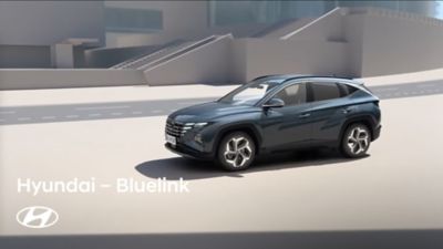 Der Hyundai Tucson seitlich vor einer 3D modellierten Kulisse