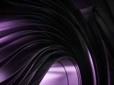 Detailansicht von mehreren Lagen Stahl in dunklen Lilatönen.