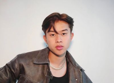 Der Influencer Flexit1996 lächelt in die Kamera, auf einem schwarzen Hintergrund