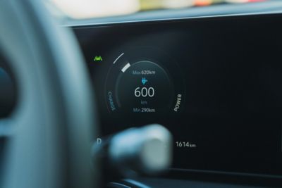 Die Reichweitenanzeige eines Hyundai IONIQ 9. 