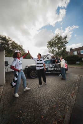Eintracht Frankfurt Fans mit dem Hyundai IONIQ 9.