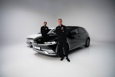 Die Eintracht Spieler Mario Götze und Kevin Trapp mit einem schwarzen und einem weißen Hyundai IONIQ 5 N.