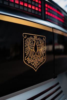 Detailansicht des ersten bekannten Eintracht-Logos am Heck eines Hyundai IONQ 5 in Abbys Black.