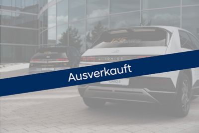 Zwei Hyundai IONIQ 5 in schwarz und in weiß in der Heckansicht im Jubiläumsdesign.