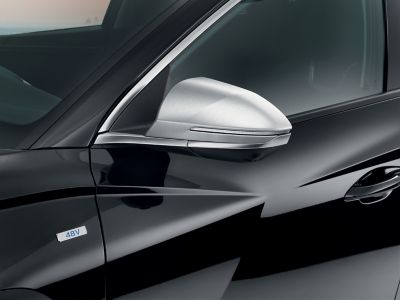 Detailbild: Außenspiegel eines Hyundai TUCSON mit Spiegelkappe in Metall-Optik.