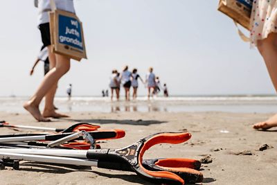 Hyundai-Partner sammeln Plastikmüll am Strand für mehr Nachhaltigkeit.
