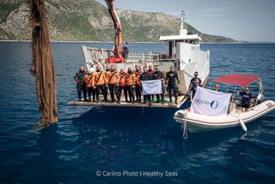 Gruppenbild einer Healthy Seas Mannschaft auf 2 Booten im Meer.