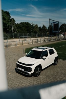 Der Hyundai INSTER parkte neben einem Fußballfeld.