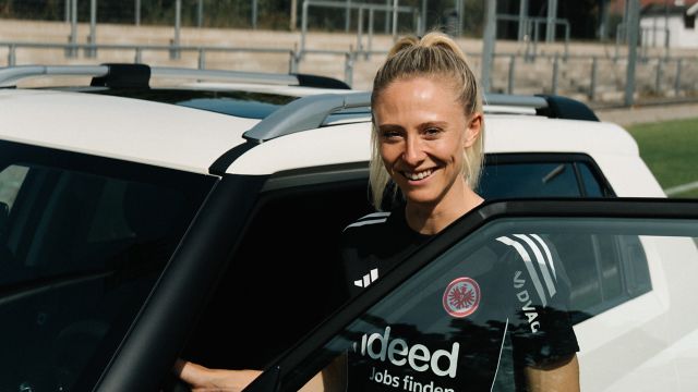 Rebecka Blomqvist steht in der geöffneten Fahrertür des Hyundai INSTER.