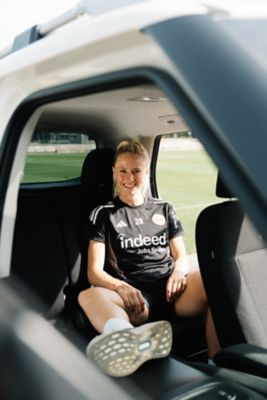 Rebecka Blomqvist sitzt auf der Rückbank des Hyundai INSTER.