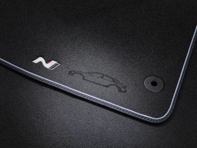 Velours-Fußmatte im Hyundai IONIQ 6 N.