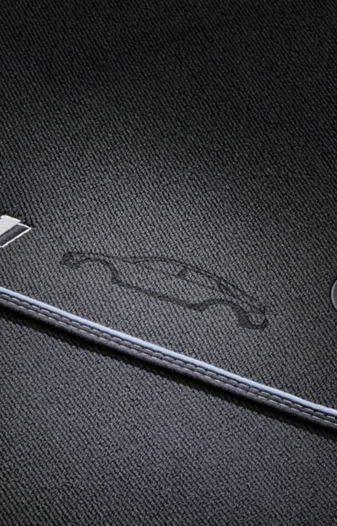 Velours-Fußmatte im Hyundai IONIQ 6 N.