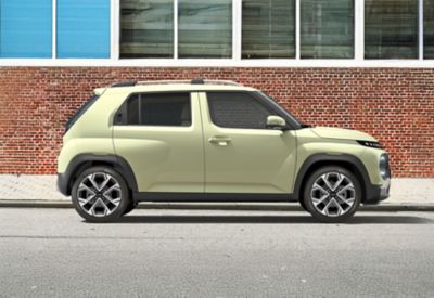 Der Hyundai INSTER mit 17-Zoll-Leichtmetallfelgen Bijanamu als Zubehör.