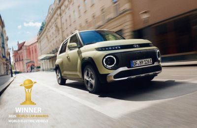  Der Hyundai INSTER mit der Auszeichnung "World Electric Vehicle 2025".