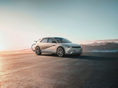 Ein Hyundai IONIQ 5 mit einem Fahrradträger.