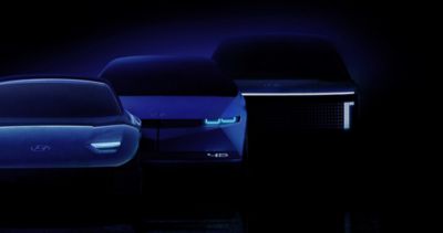 Drei Hyundai Prototypen der Marke IONIQ ins Dunkel getaucht.